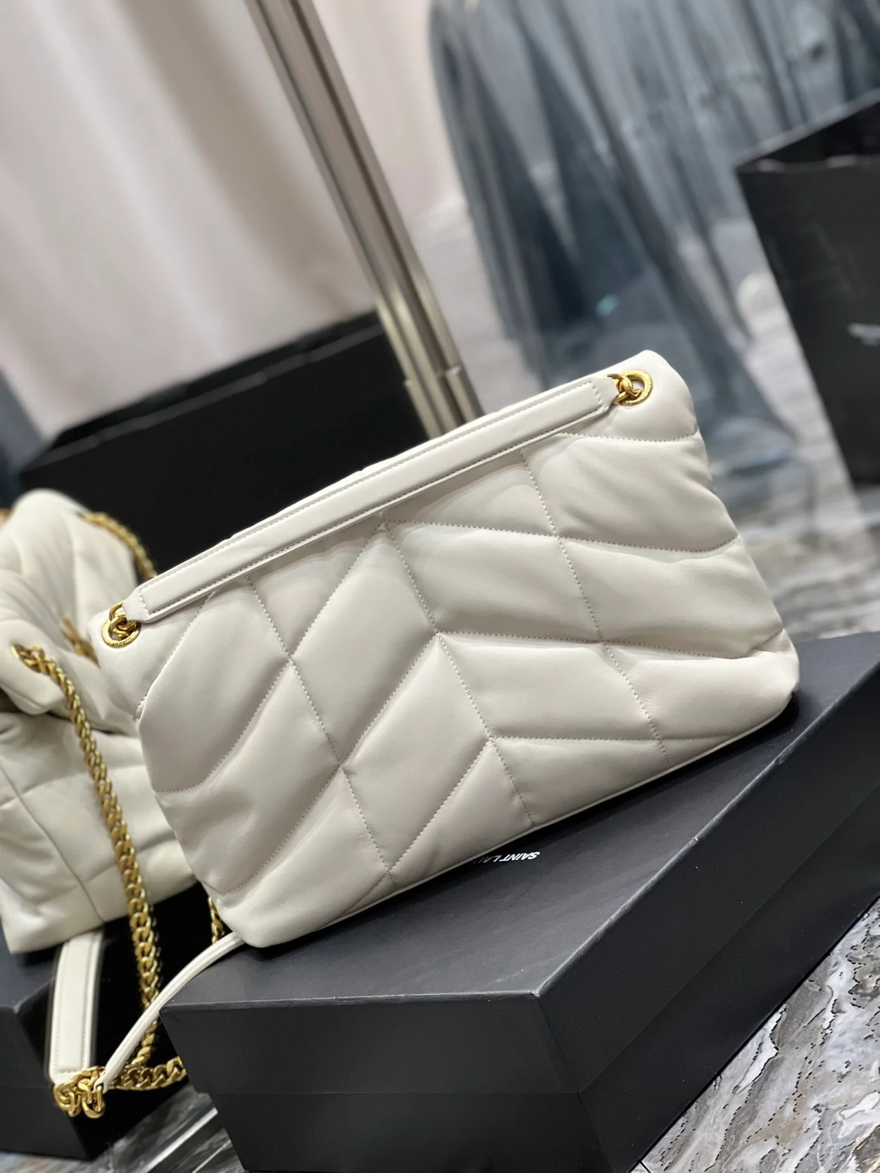 생로랑 PUFFER 레더 라지 숄더백 화이트 골드