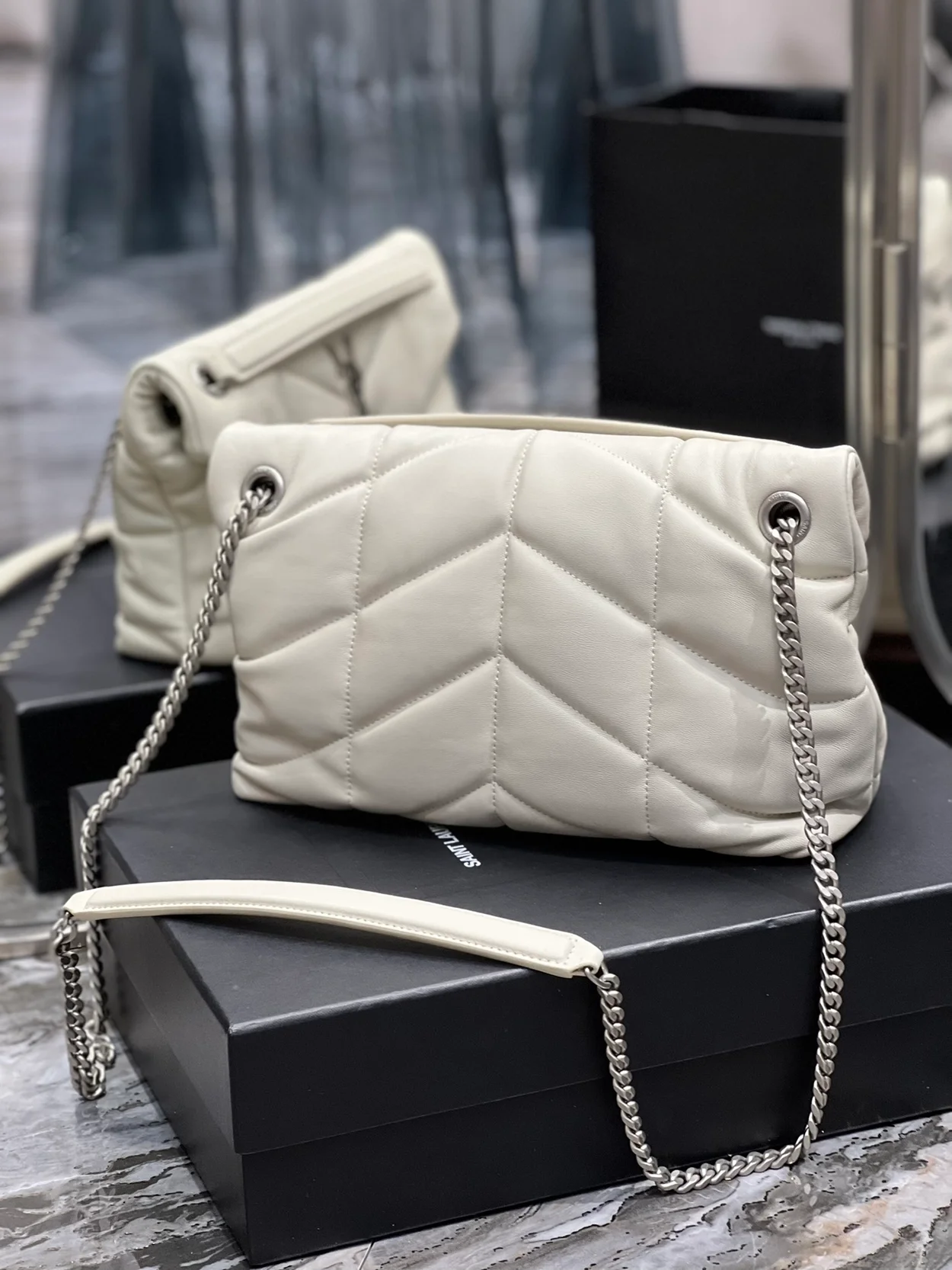생로랑 PUFFER 레더 숄더백 화이트 실버