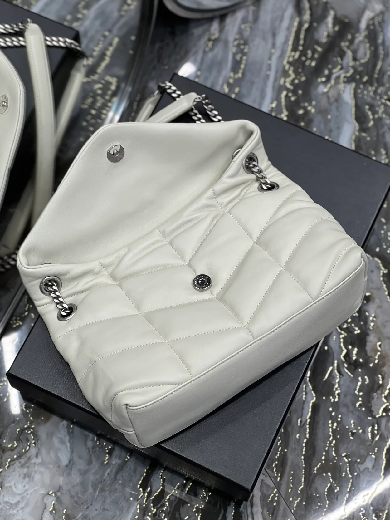 생로랑 PUFFER 레더 숄더백 화이트 실버