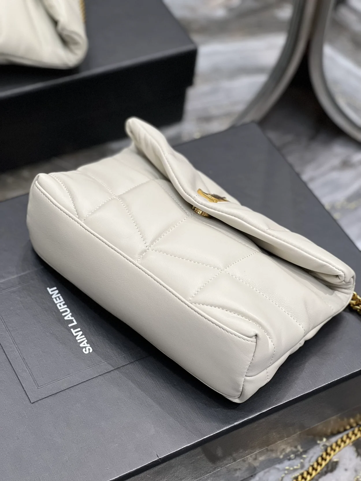 생로랑 PUFFER 스몰 레더 숄더백 화이트 골드