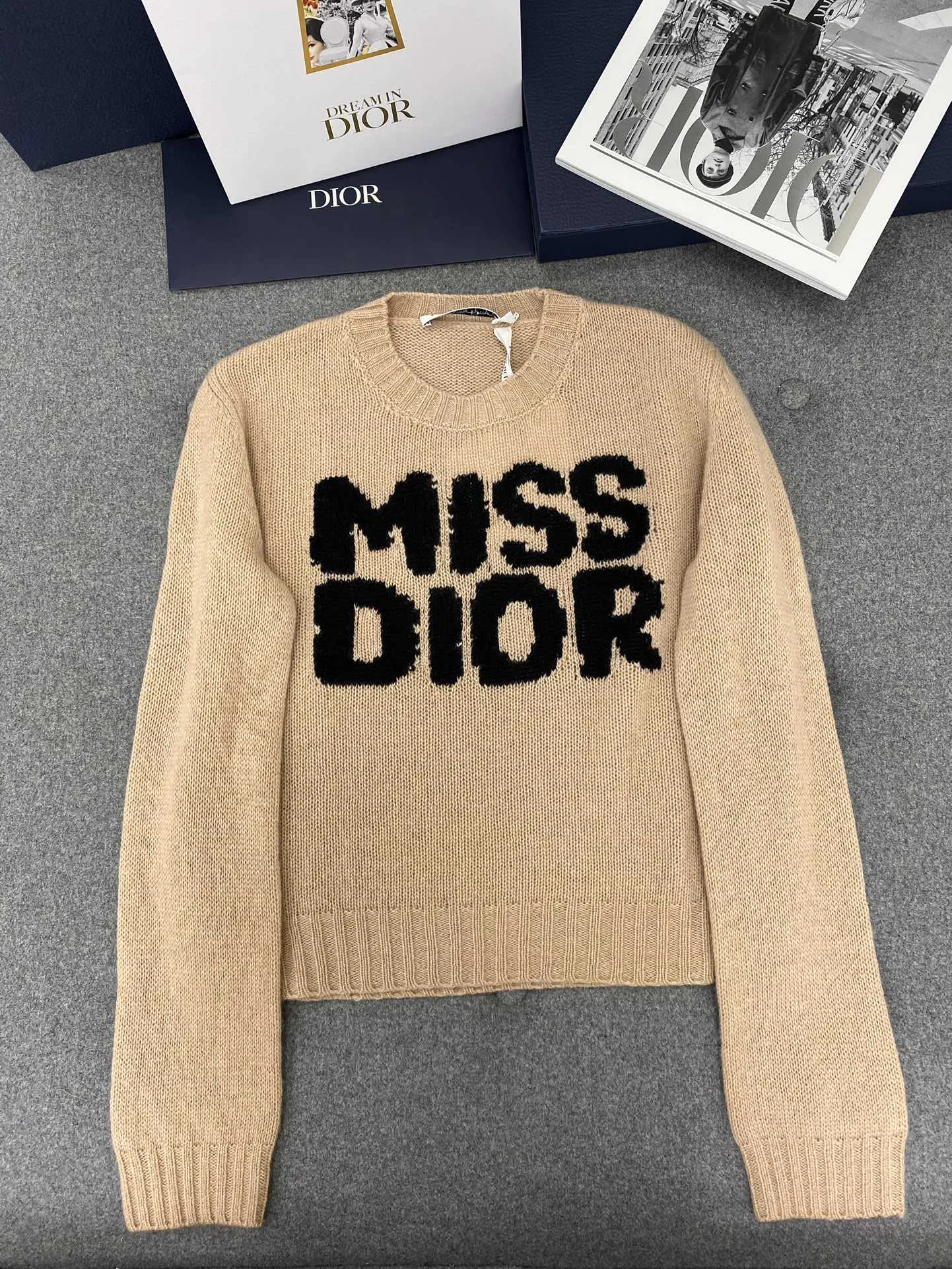 디올 블랙 Miss Dior Graffiti 모티브 페일 핑크 캐시미어 실크 니트 상세 이미지 4
