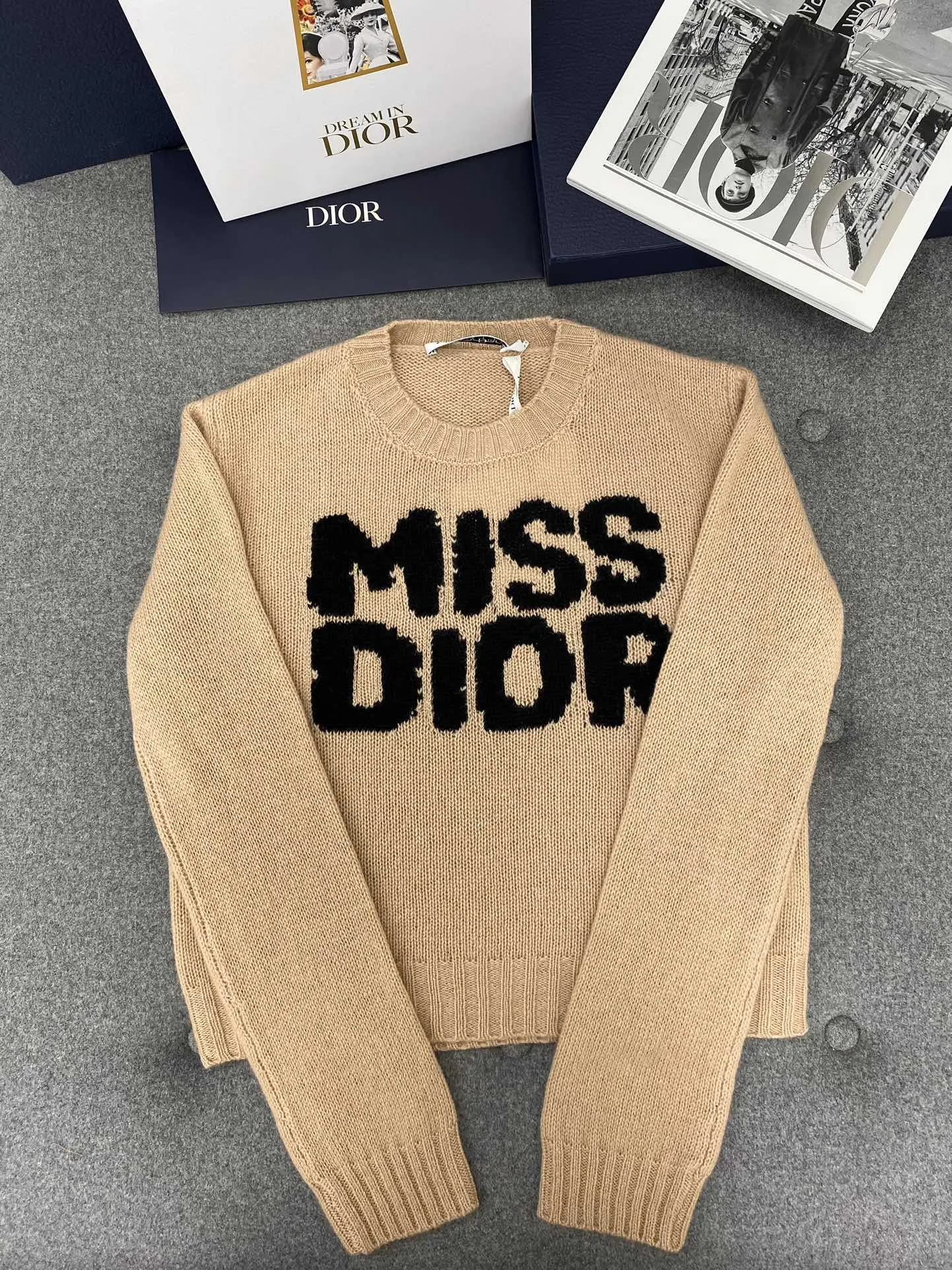 디올 블랙 Miss Dior Graffiti 모티브 페일 핑크 캐시미어 실크 니트 상세 이미지 5