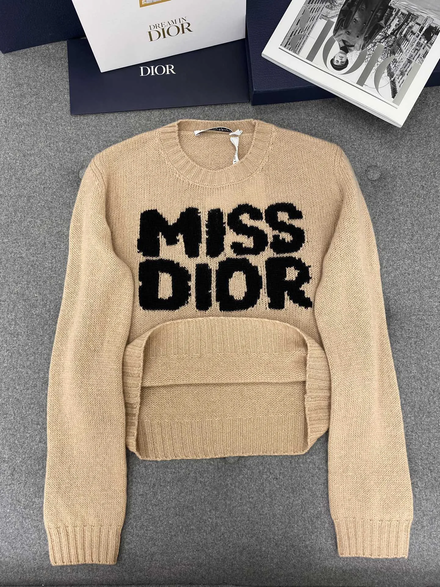 디올 블랙 Miss Dior Graffiti 모티브 페일 핑크 캐시미어 실크 니트 상세 이미지 6