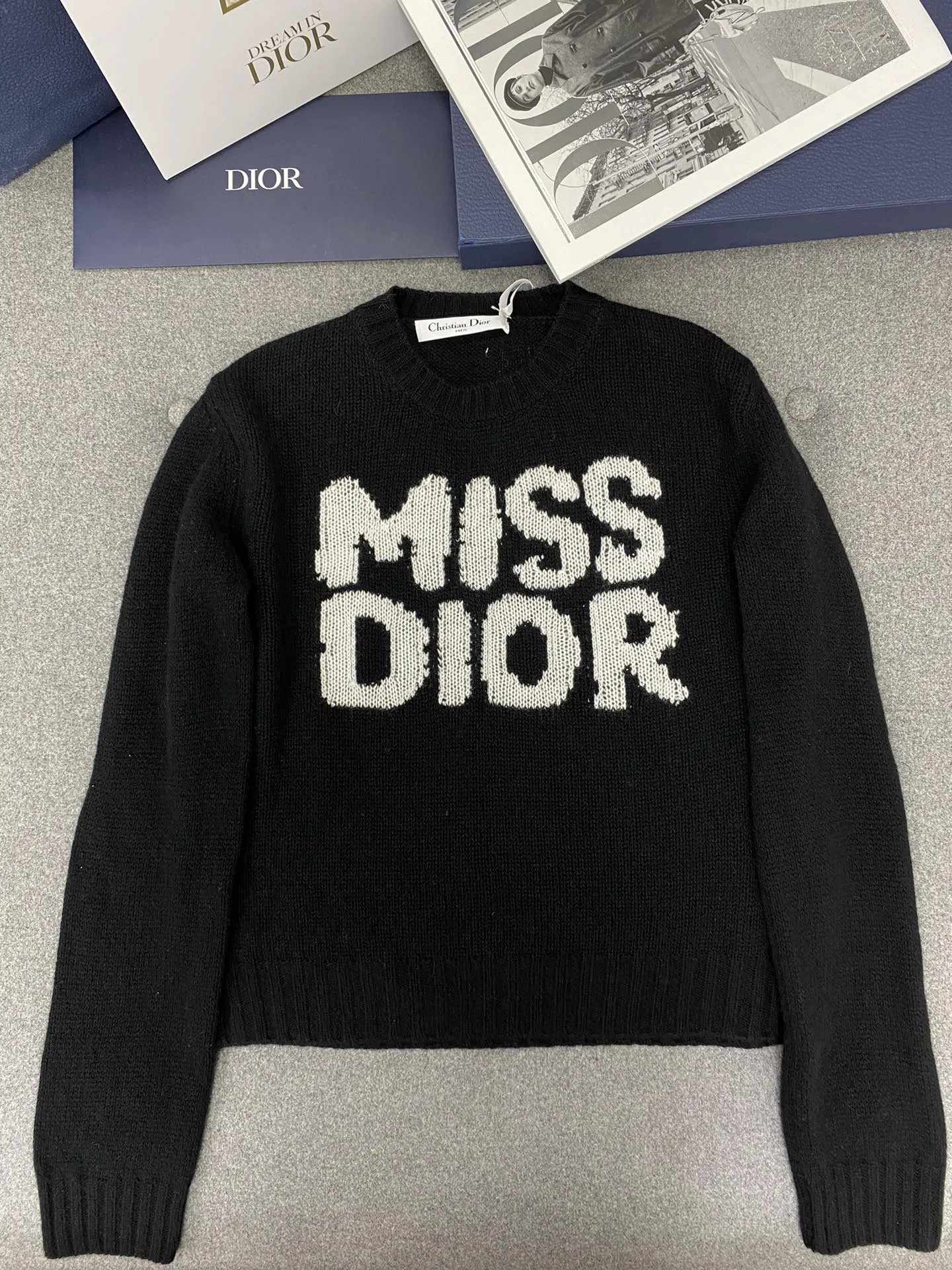 디올 화이트 Miss Dior Graffiti 모티브 블랙 캐시미어 실크 니트 상세 이미지 4
