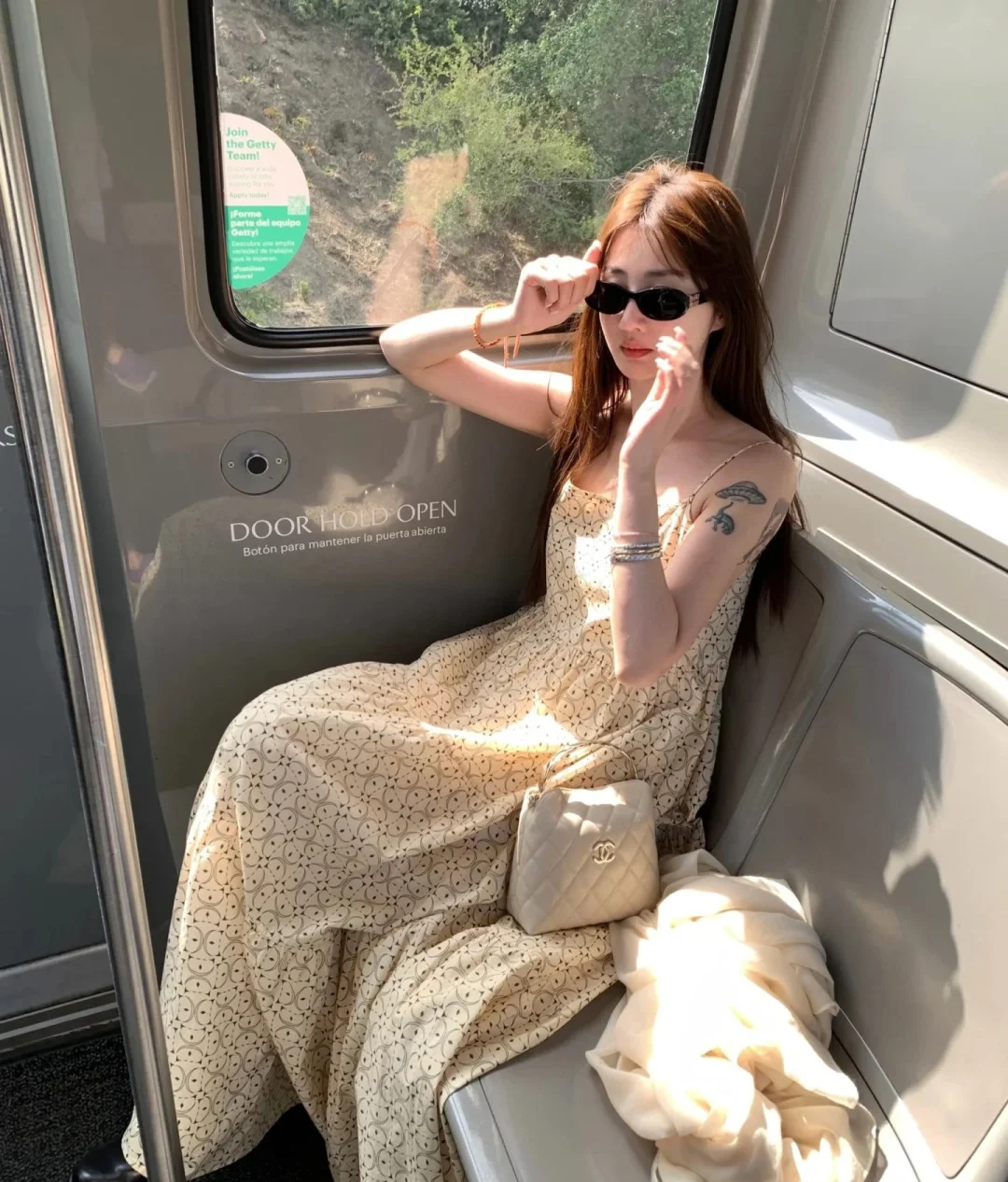 샤넬 25S 코코 크러쉬 핸들 런치백 베이지