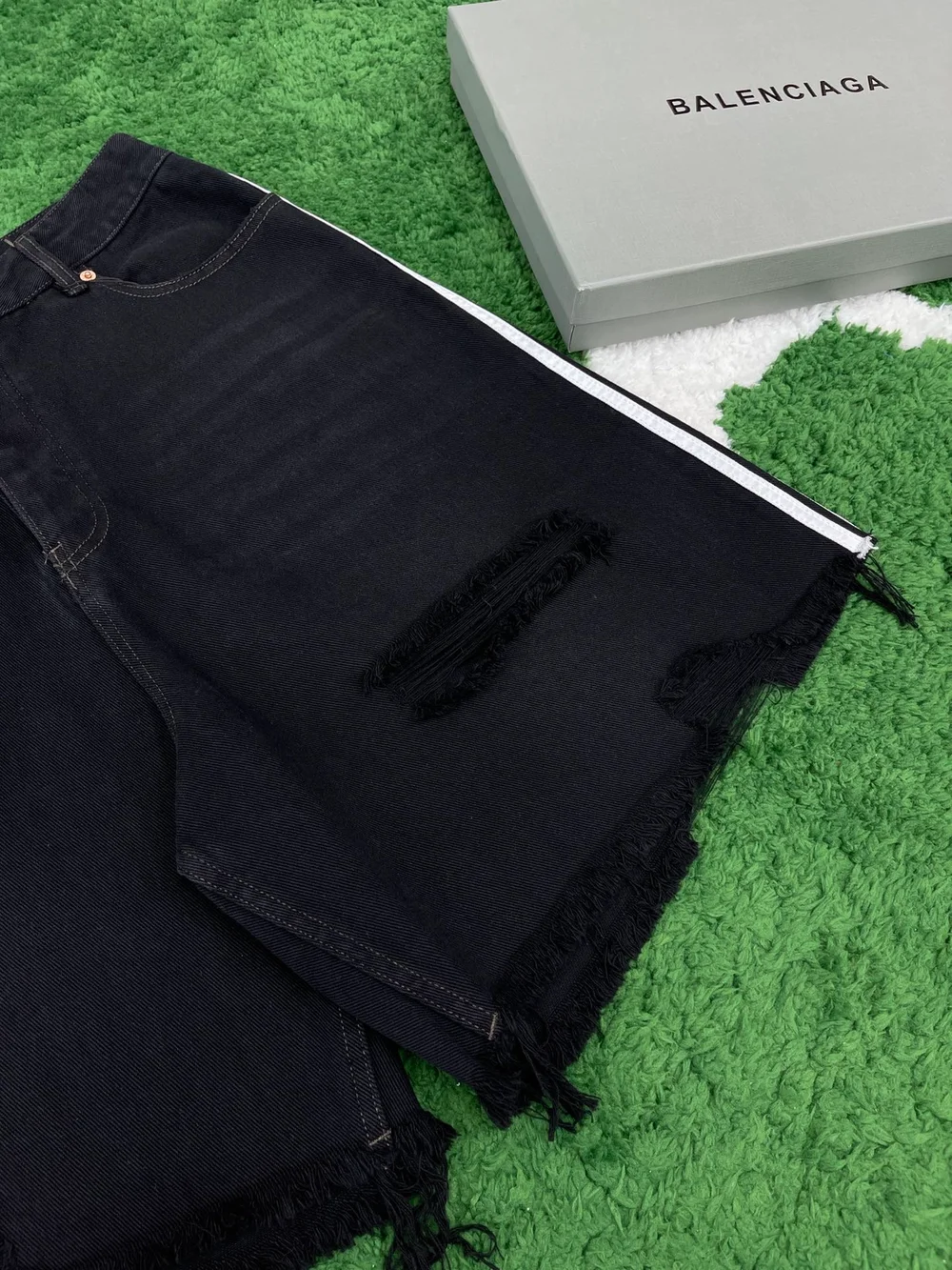 발렌시아가 x 아디다스 배기 쇼츠 블랙