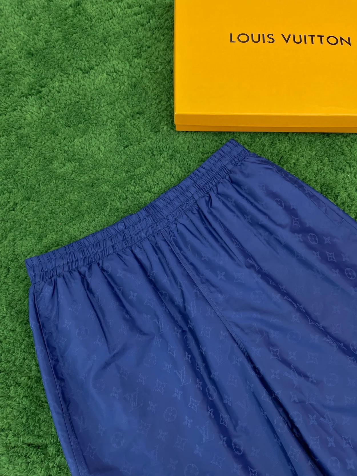 루이비통 x YK 모노그램 페이스 패턴 비치 쇼츠 1AB79T