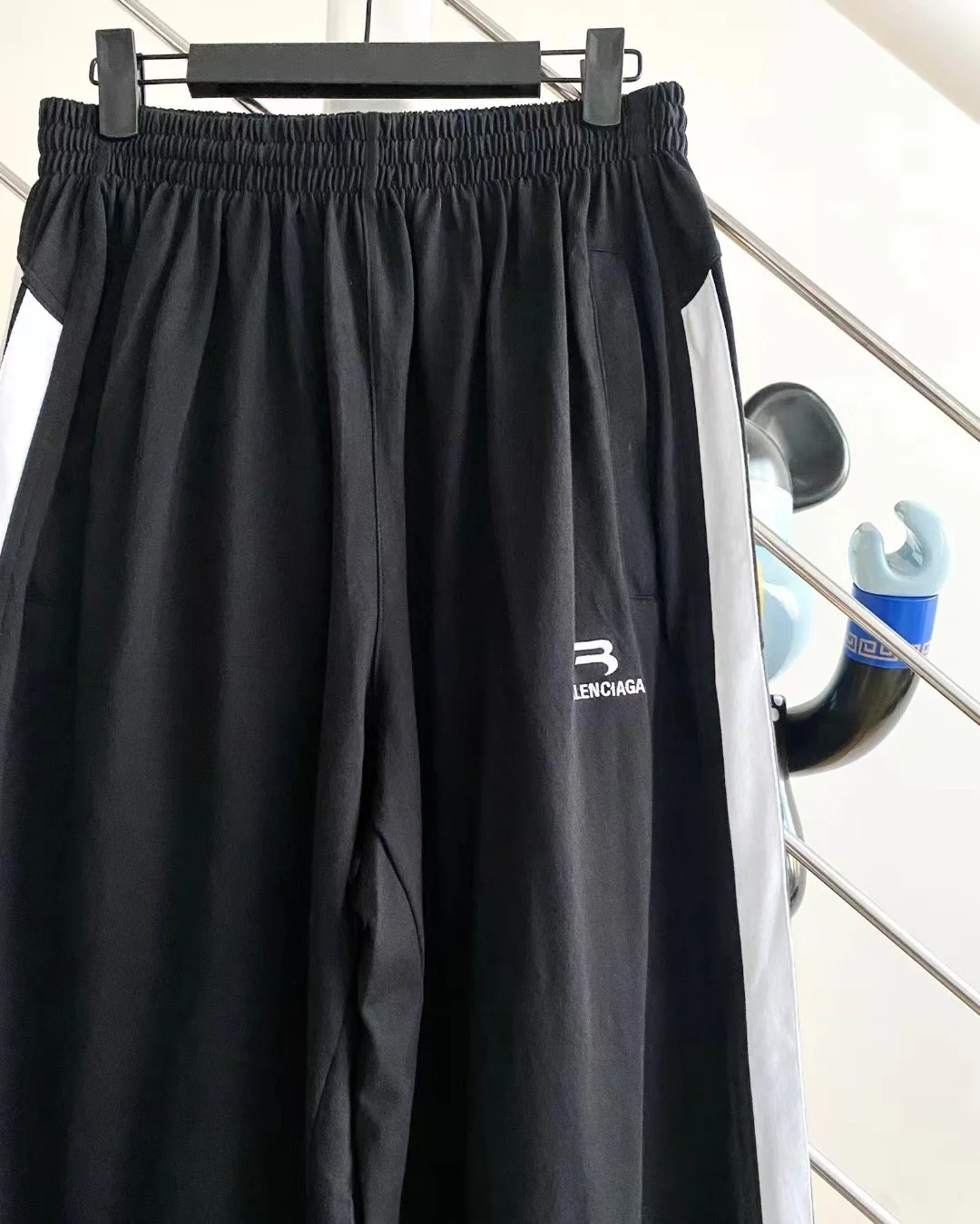 발렌시아가 스포티 B 트랙 팬츠 블랙