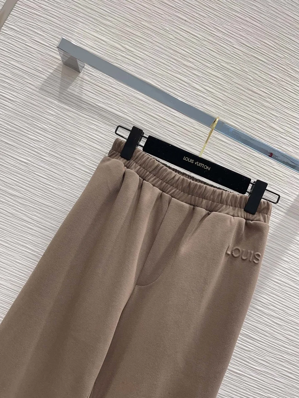 루이비통 엠보스드 시그니처 조깅 팬츠 1AFEG4