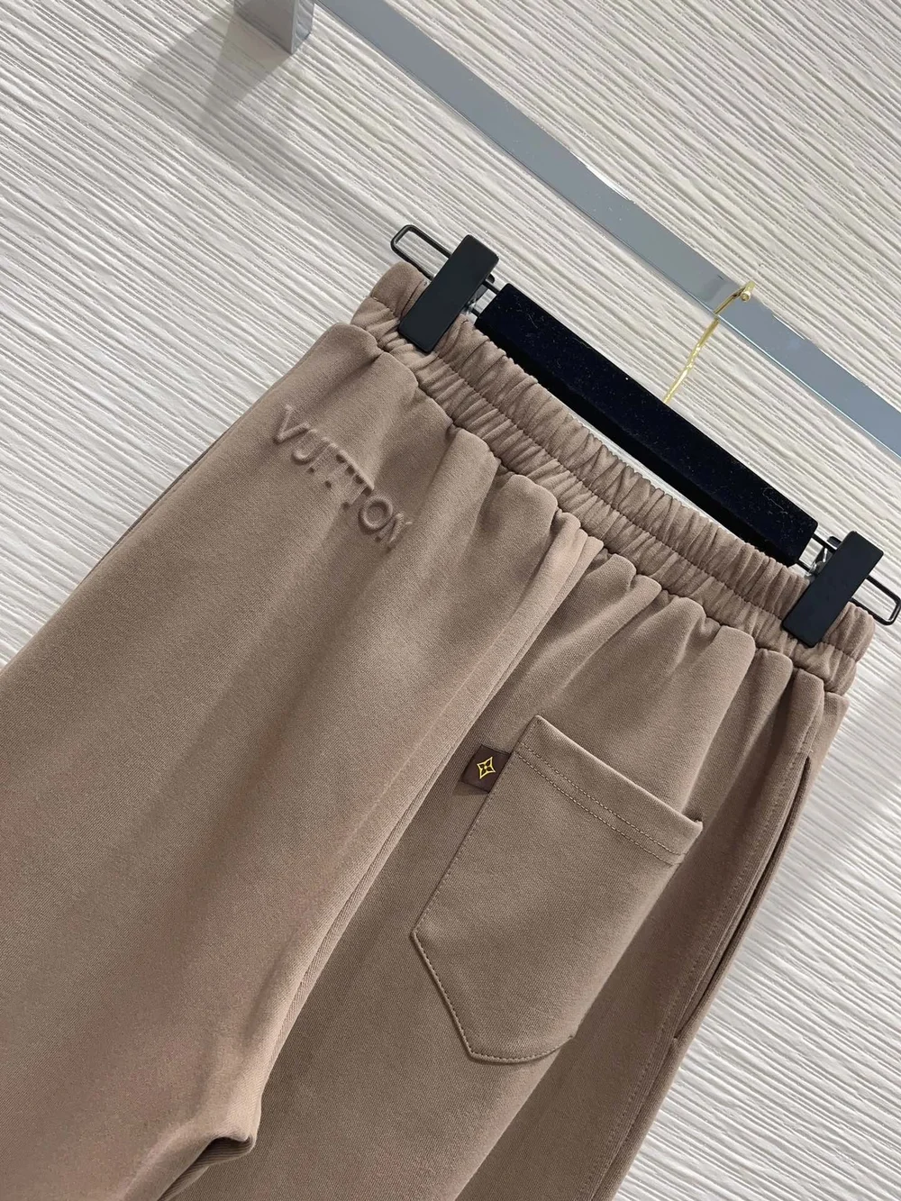루이비통 엠보스드 시그니처 조깅 팬츠 1AFEG4