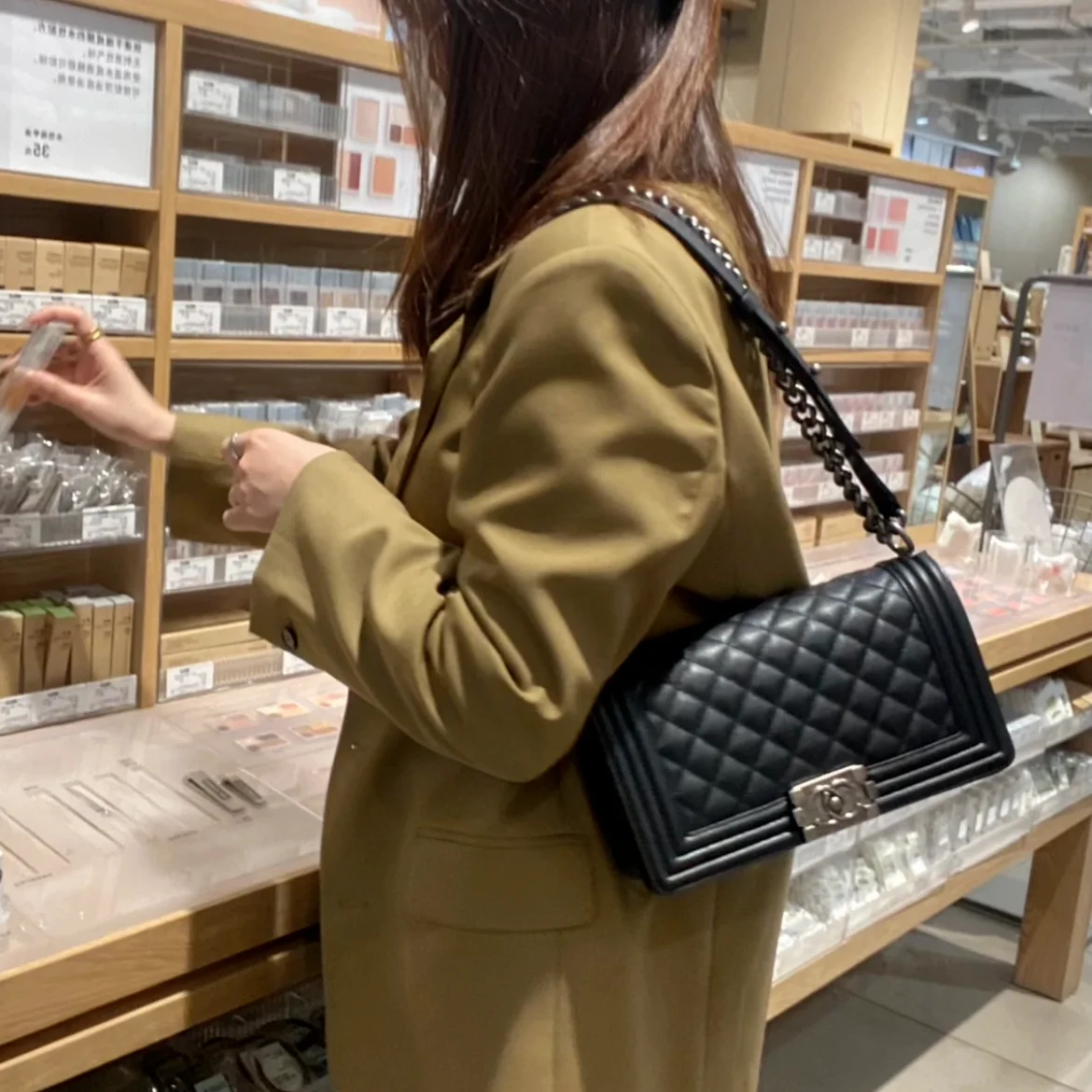 샤넬 보이백 미디움 램스킨 블랙 빈티지 실버 상세 이미지 29
