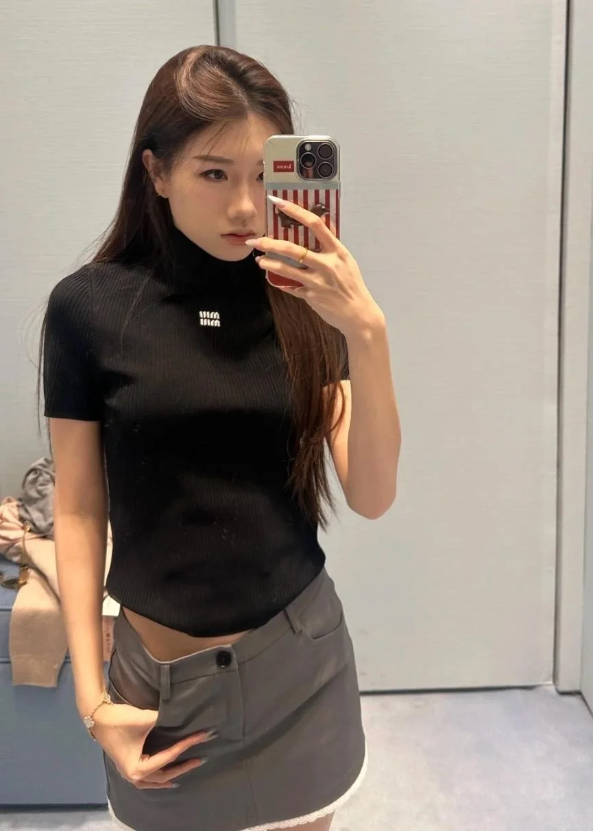 미우미우 비스코스 터틀넥 스웨터