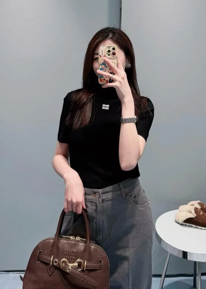 미우미우 비스코스 터틀넥 스웨터
