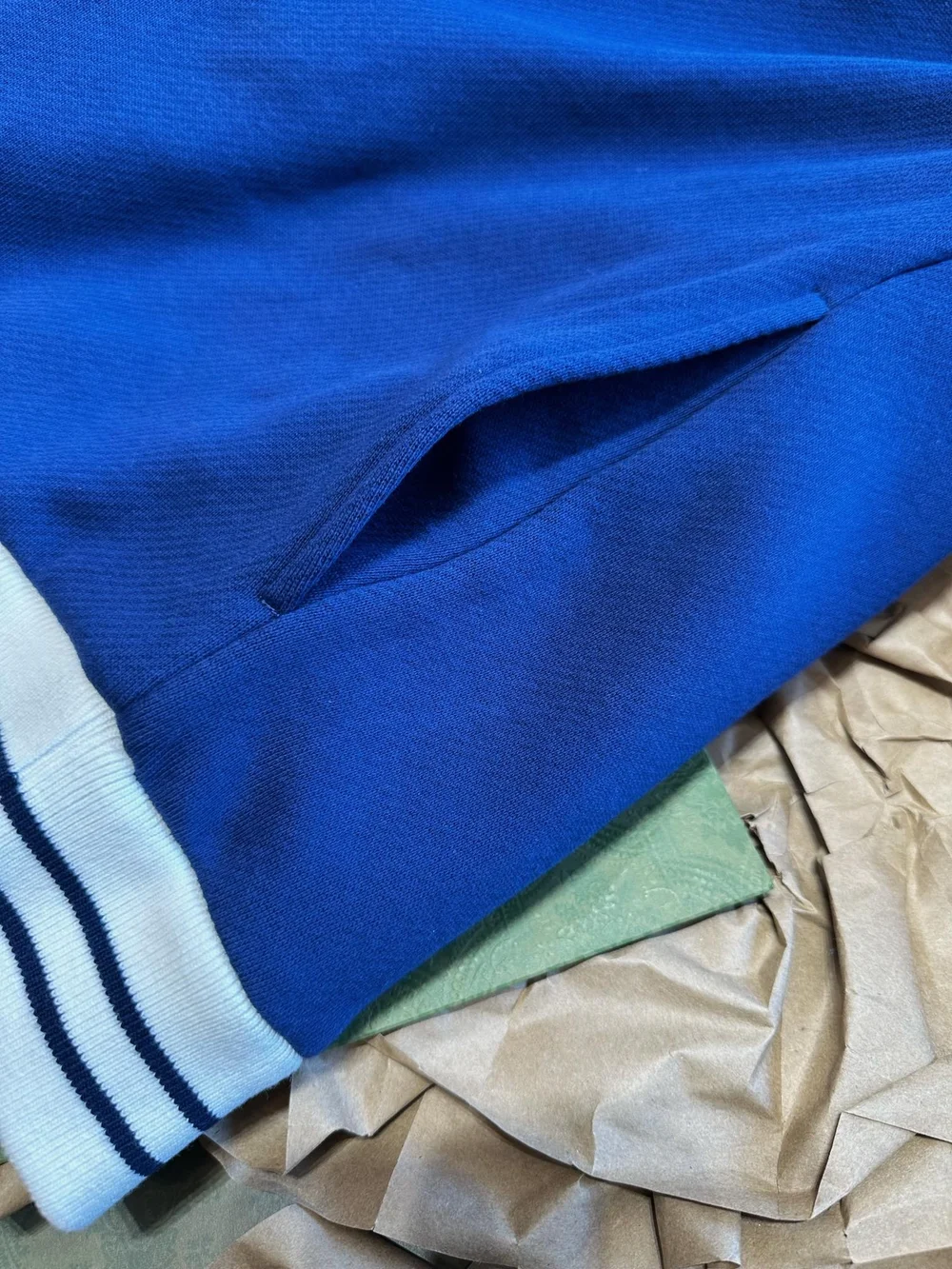 구찌 패치 코튼 저지 스웨트셔츠 블루