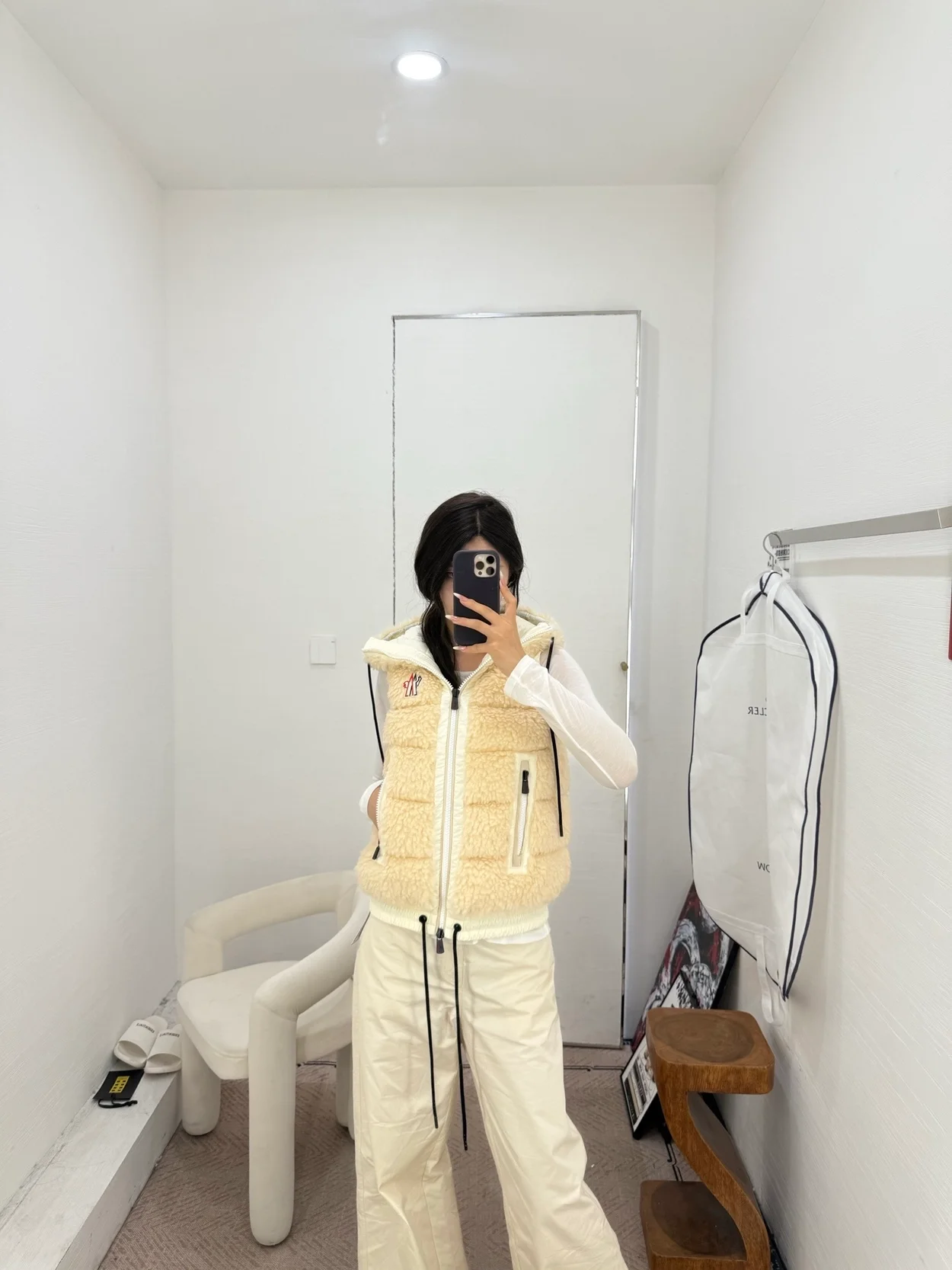 몽클레어 테디 패디드 조끼 베이지