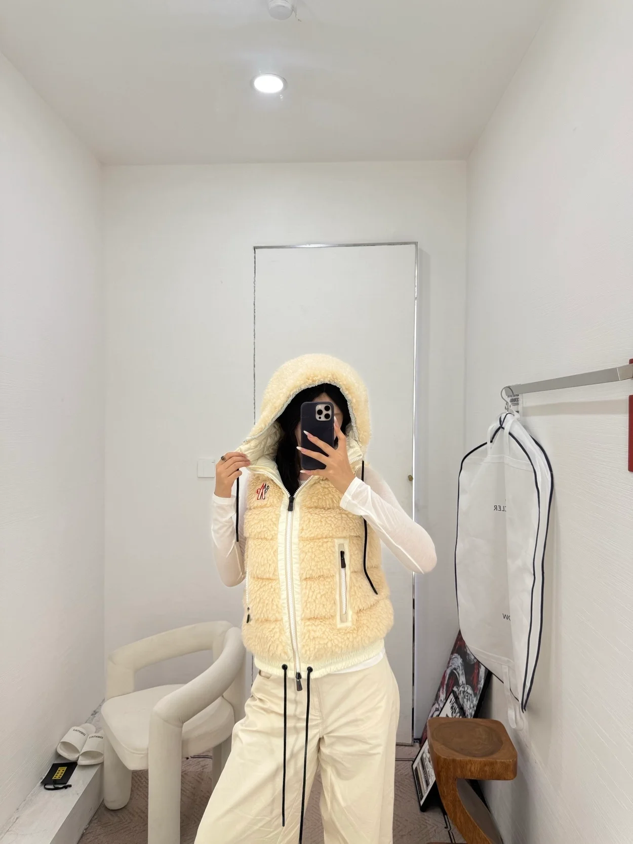 몽클레어 테디 패디드 조끼 베이지