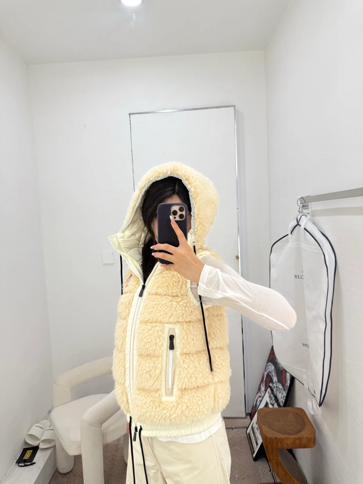몽클레어 테디 패디드 조끼 베이지
