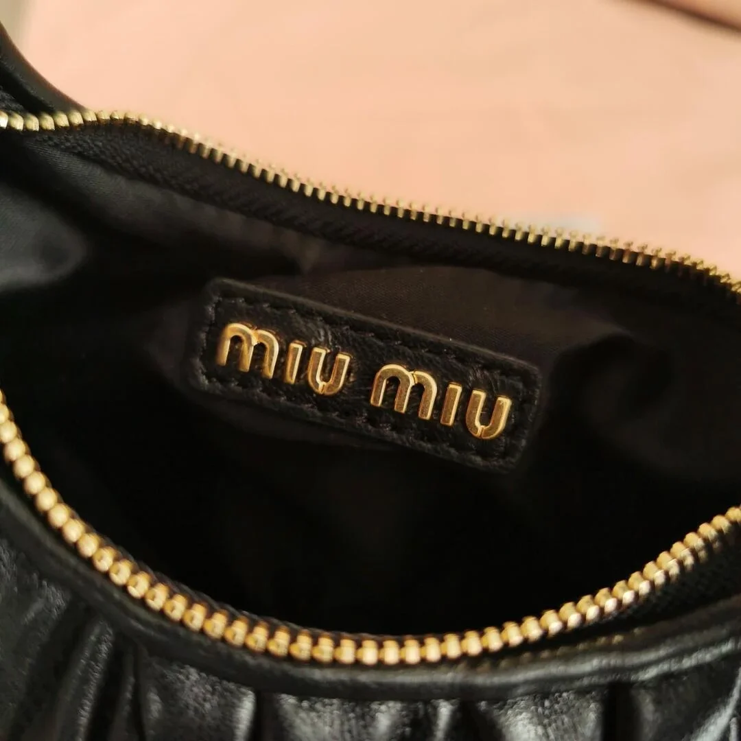 미우미우 완더 마테라쎄 나파 가죽 호보 미니백 블랙