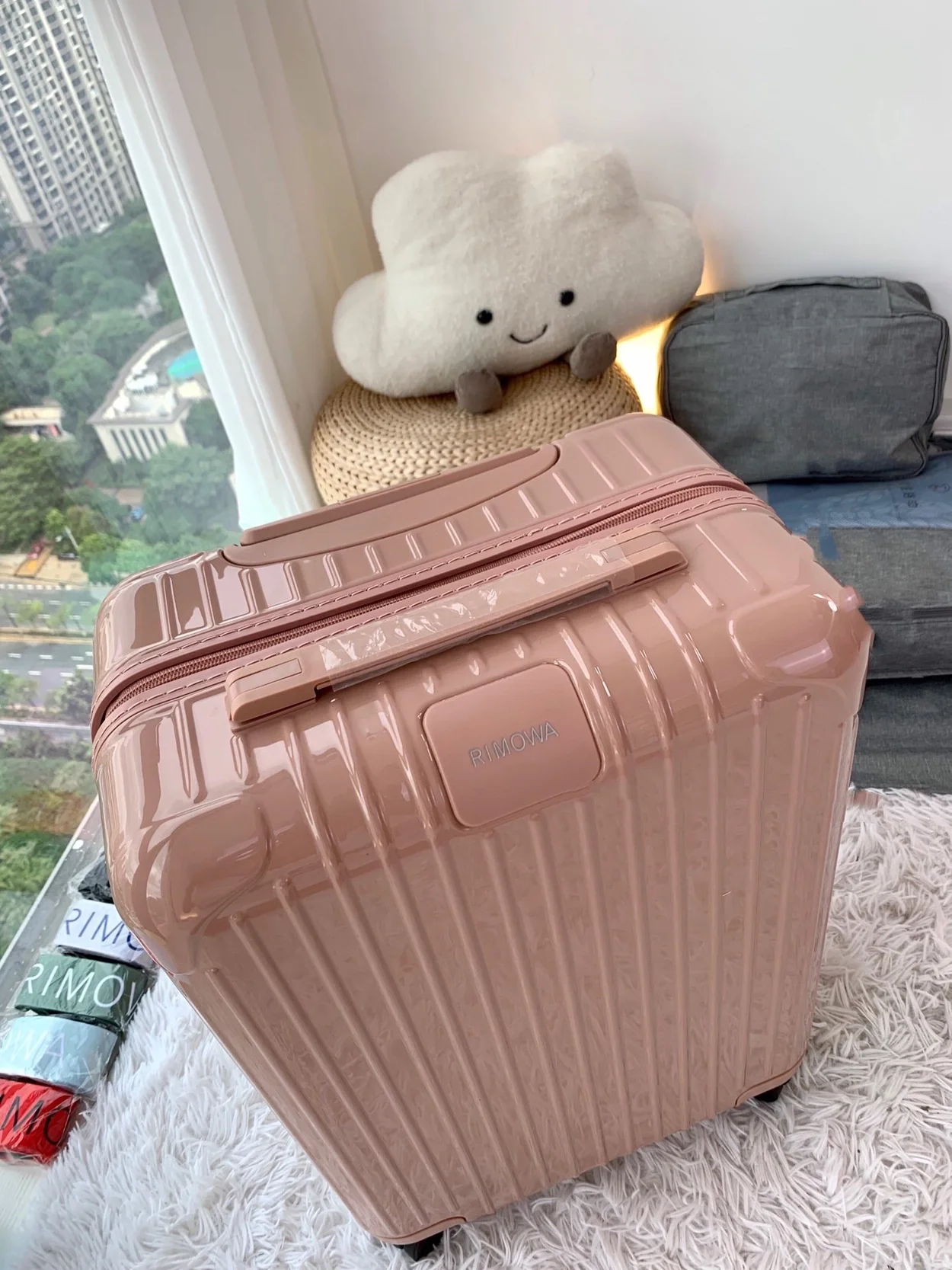 리모와 에센셜 핑크 수트케이스