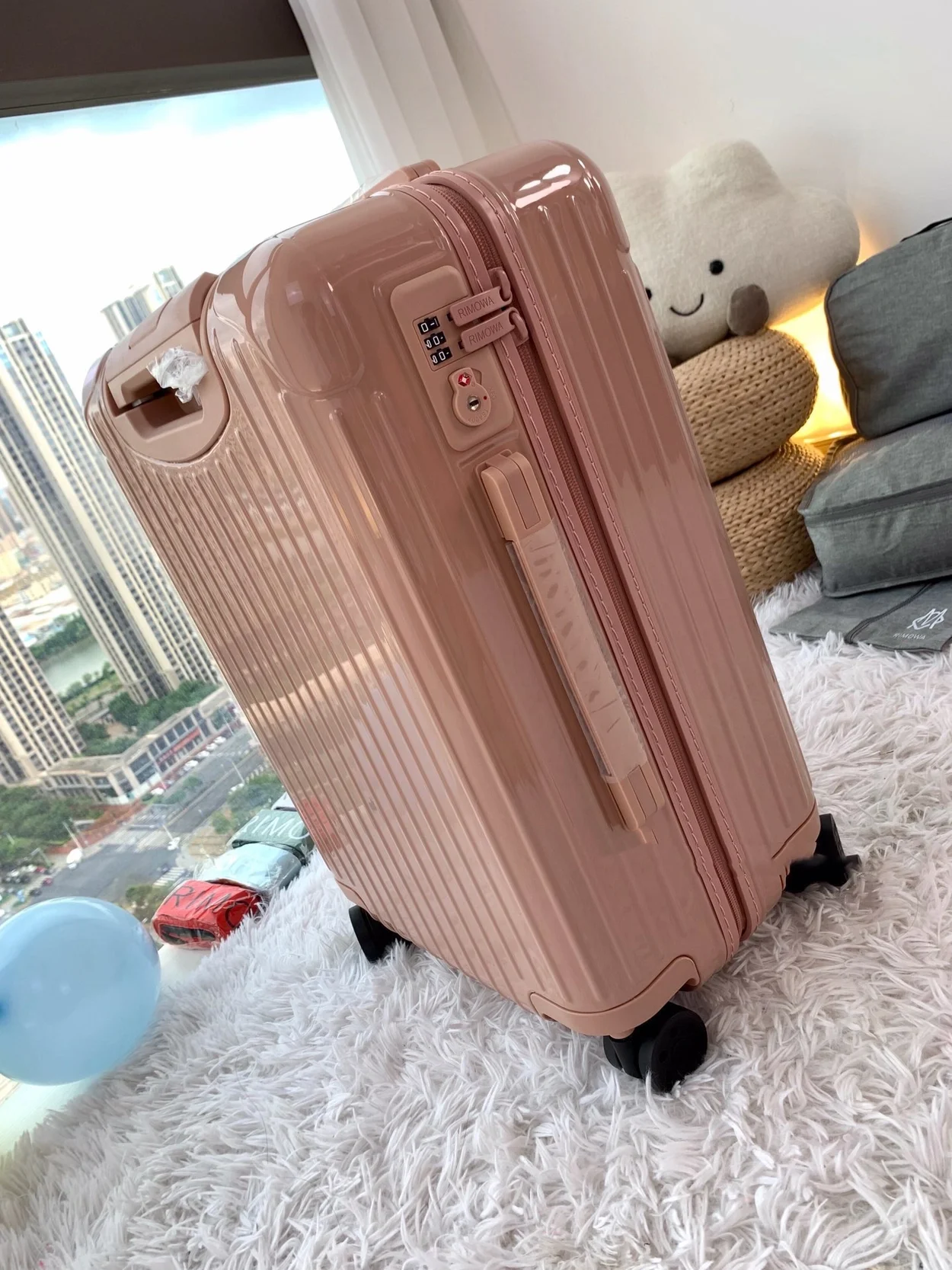 리모와 에센셜 핑크 수트케이스