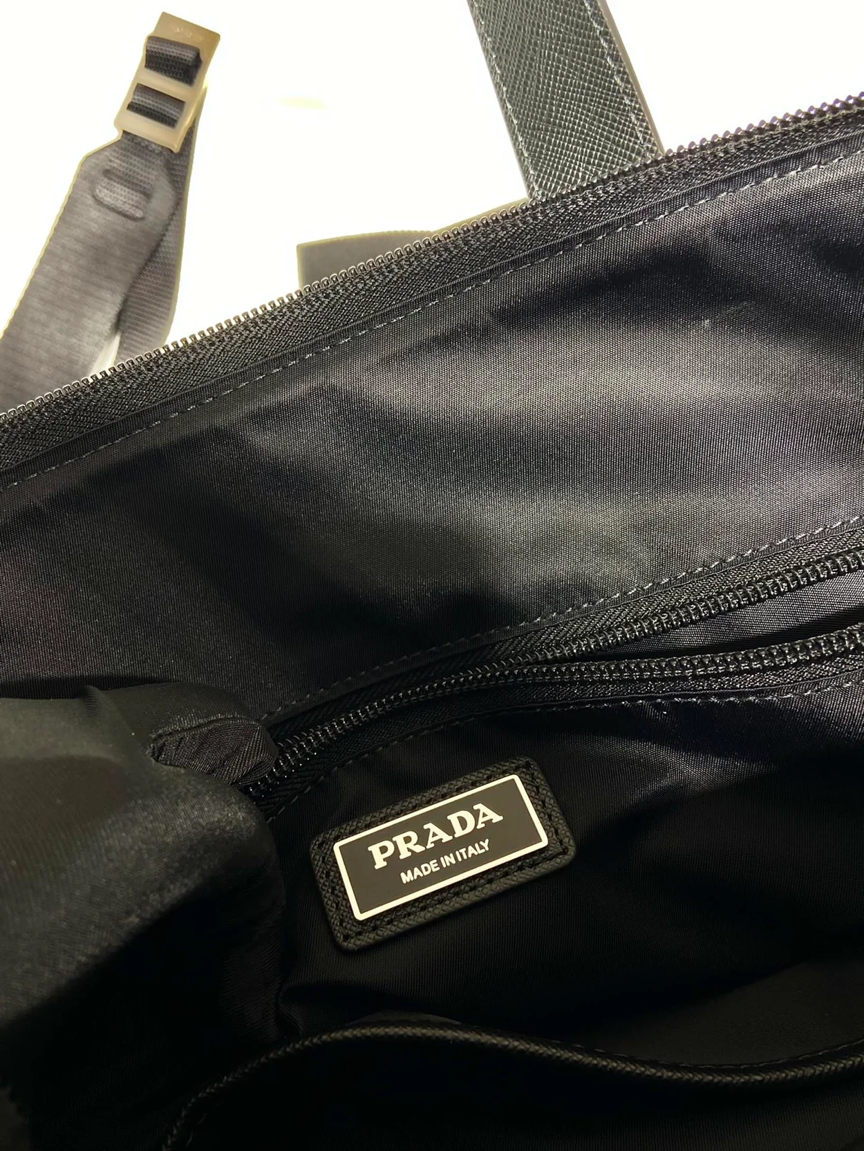 프라다 리나일론 사피아노 레더 토트백