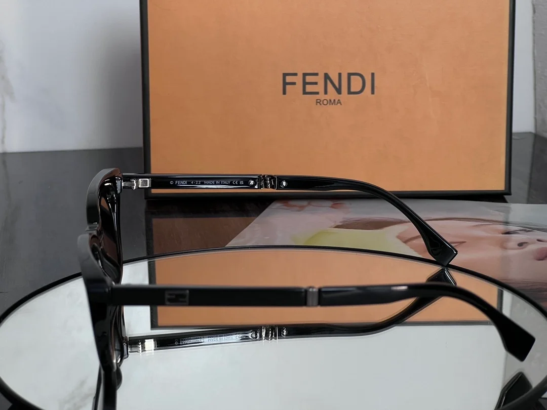펜디 CATEYE FRAME