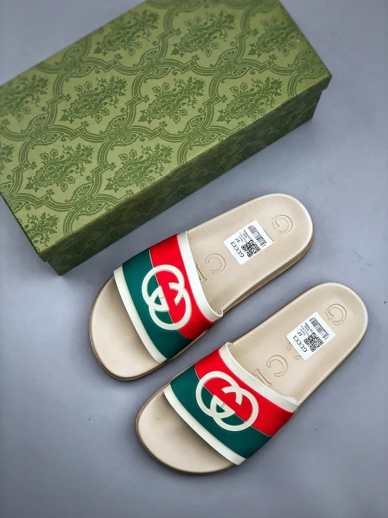 구찌 인터로킹 G 슬라이드 샌들