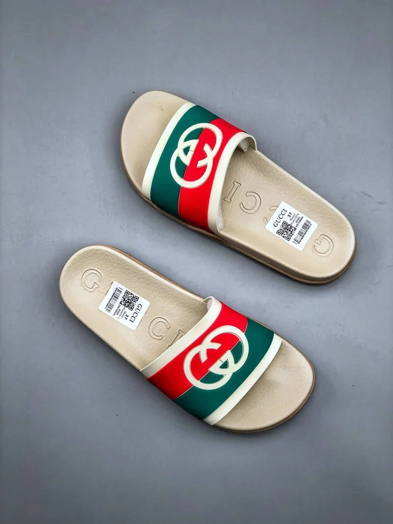 구찌 인터로킹 G 슬라이드 샌들