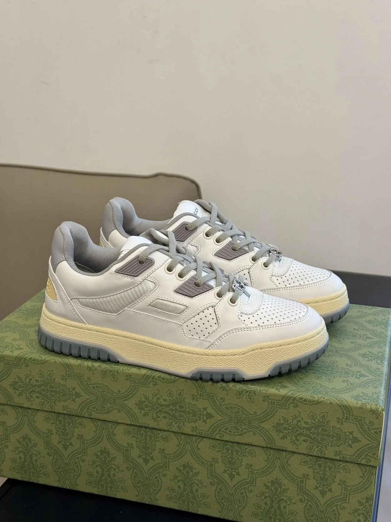 구찌 디스트레스 스니커즈 화이트