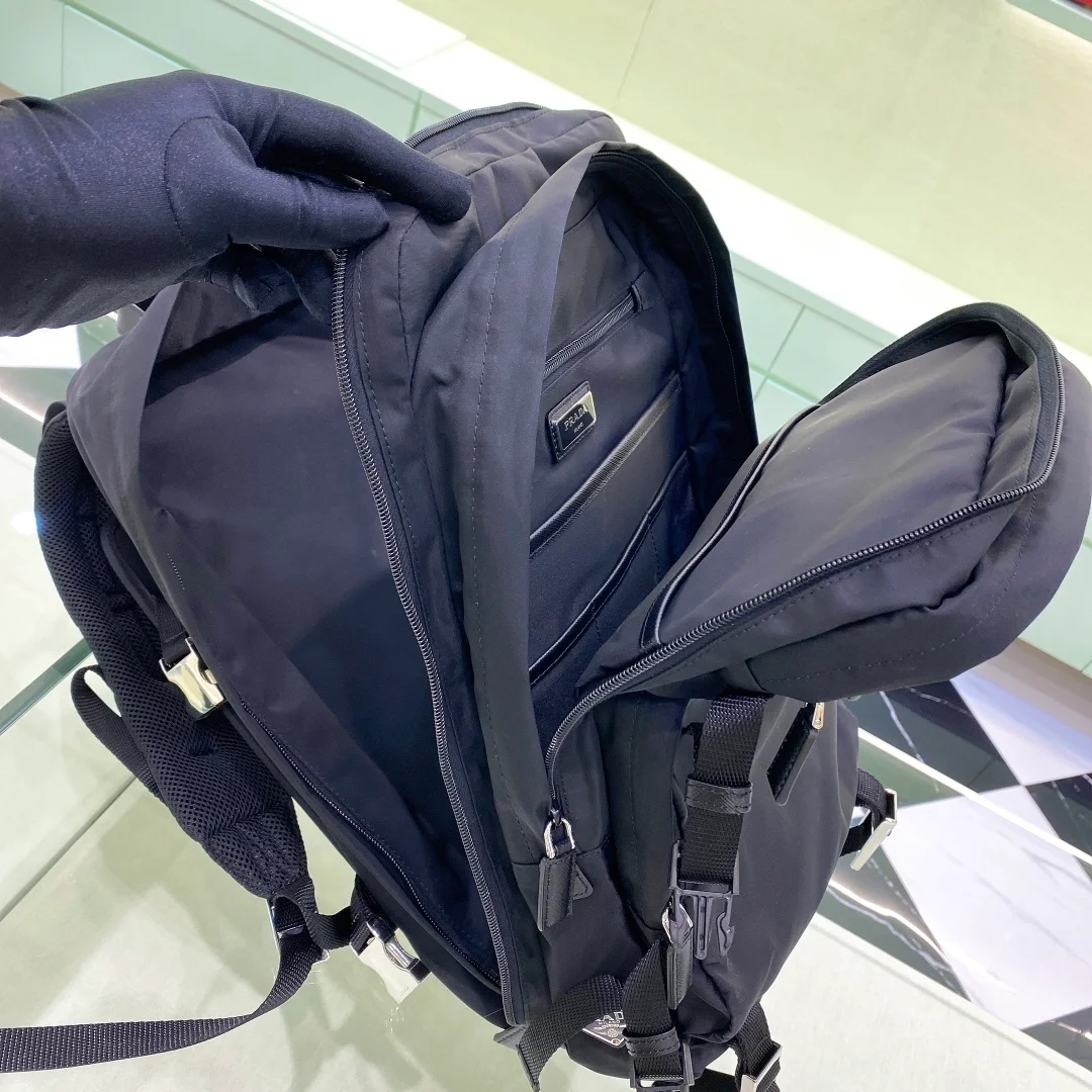 프라다 삼각로고 멀티 포켓 나일론 백팩