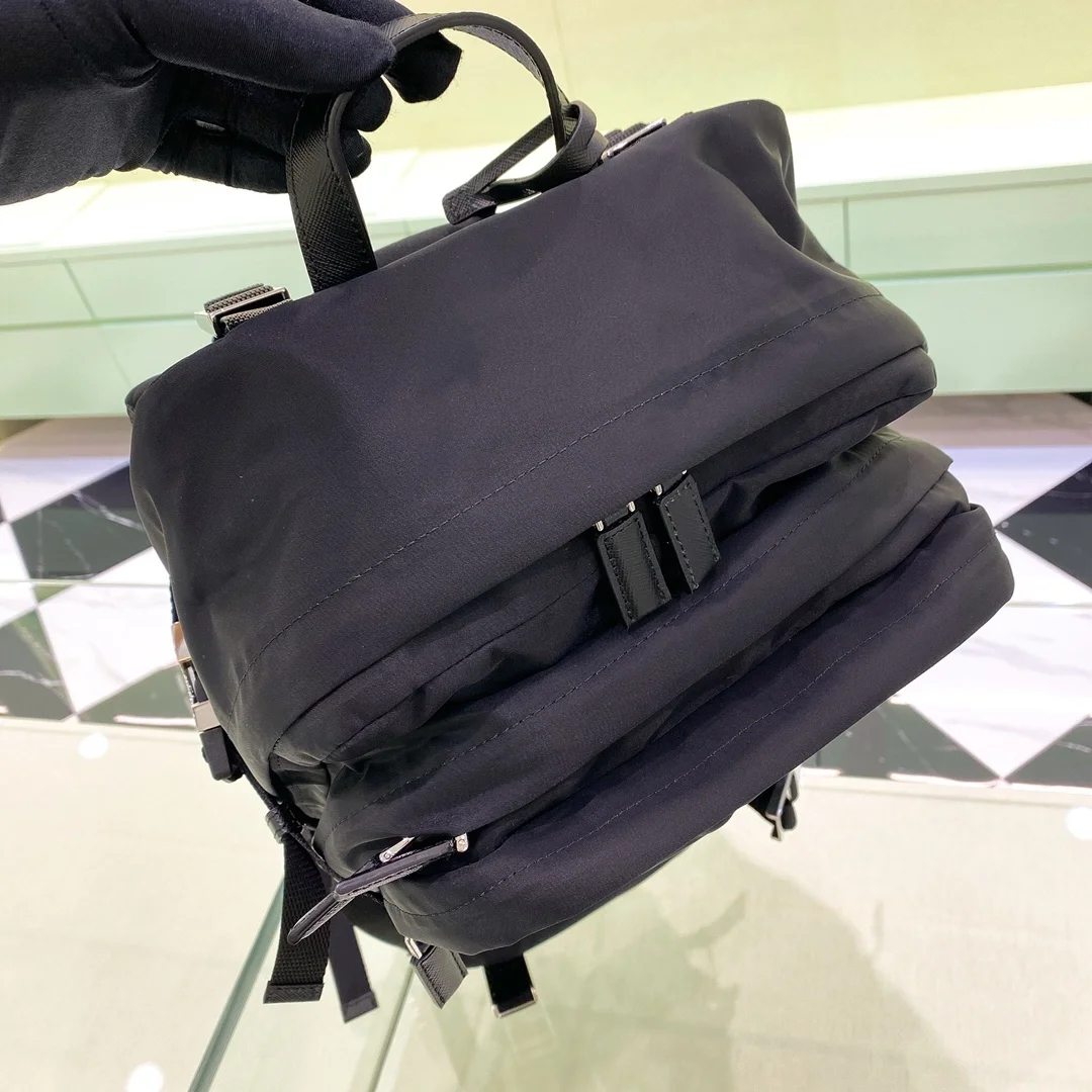 프라다 삼각로고 멀티 포켓 나일론 백팩