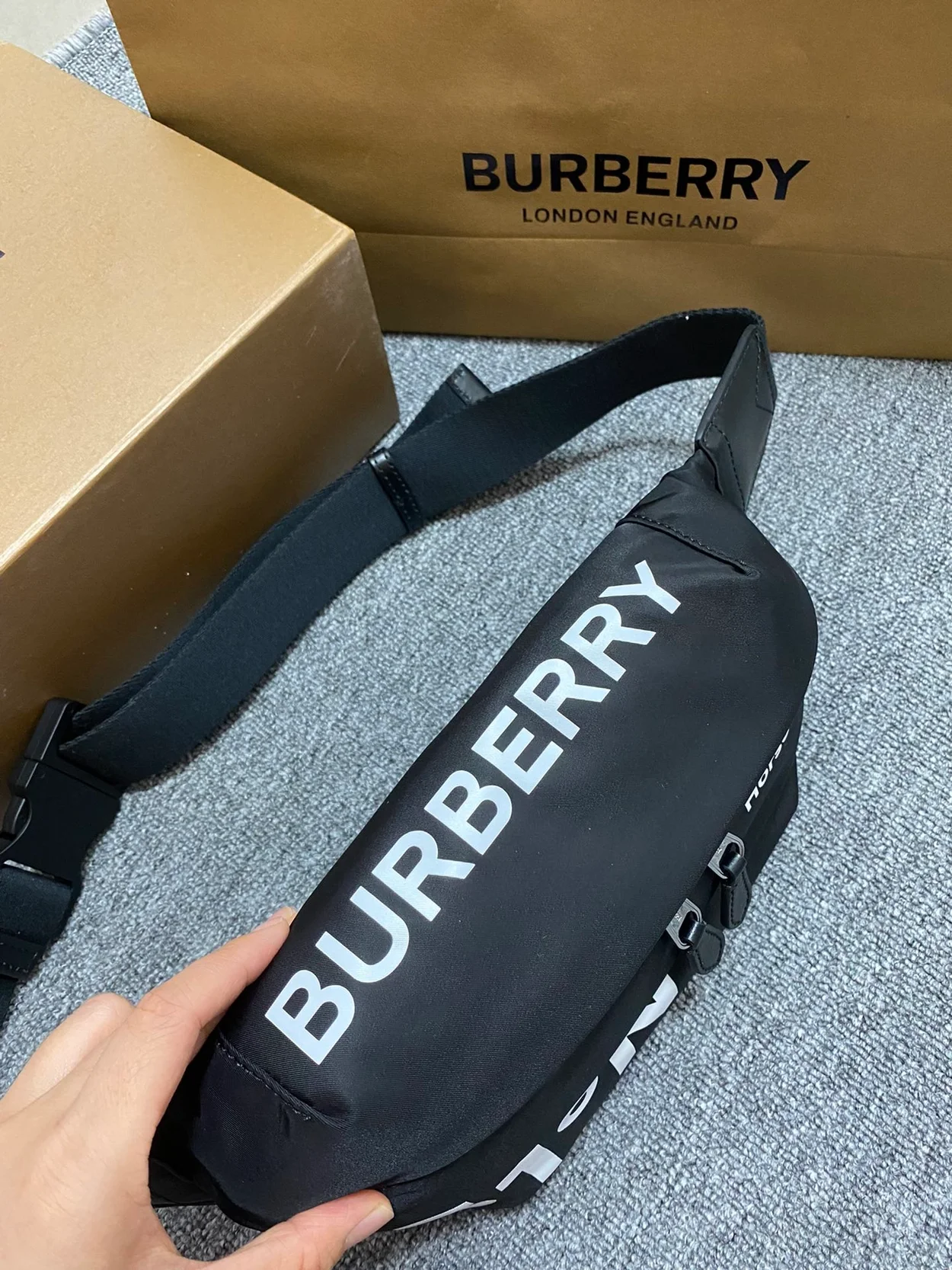 버버리 블랙 코디네이트 벨트백
