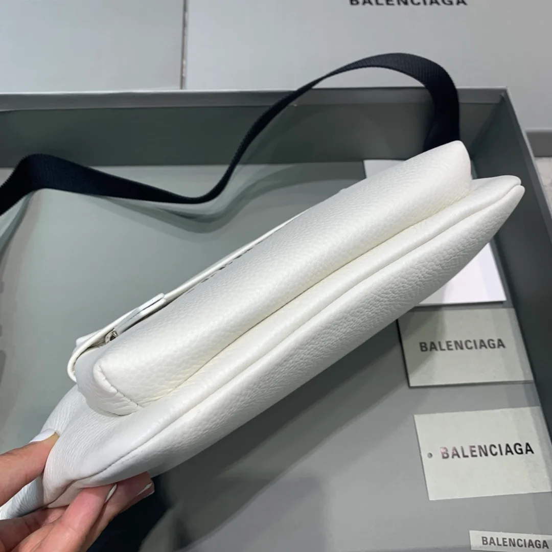 발렌시아가 에브리데이 힙색 화이트