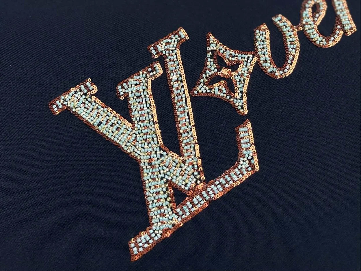 루이비통 LV 러버스 엠벨리시드 쇼트 슬리브드 티셔츠