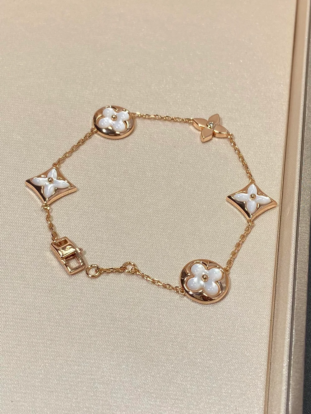 루이비통 블라썸 BB 멀티-모티프 팔찌 Q95596