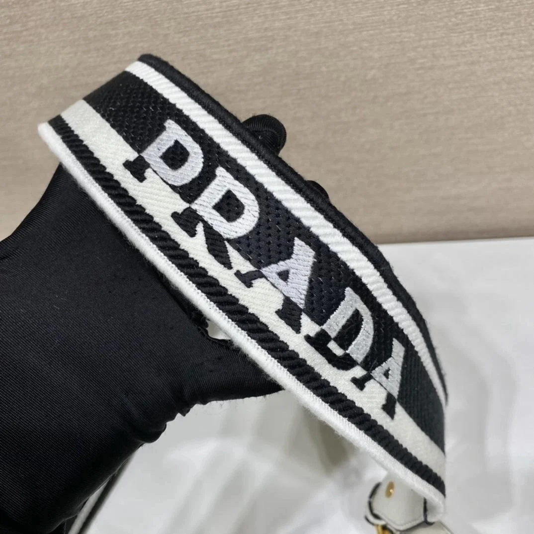 프라다 모노크롬 사피아노 가죽 백 화이트