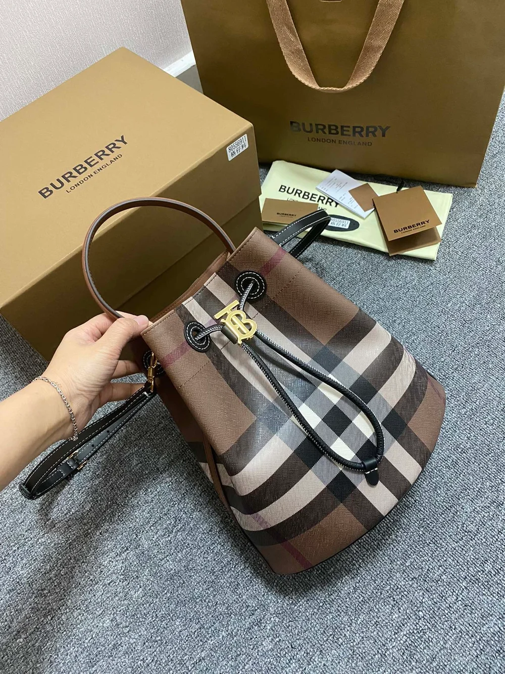 버버리 스몰 TB 버킷백 다크 브라운