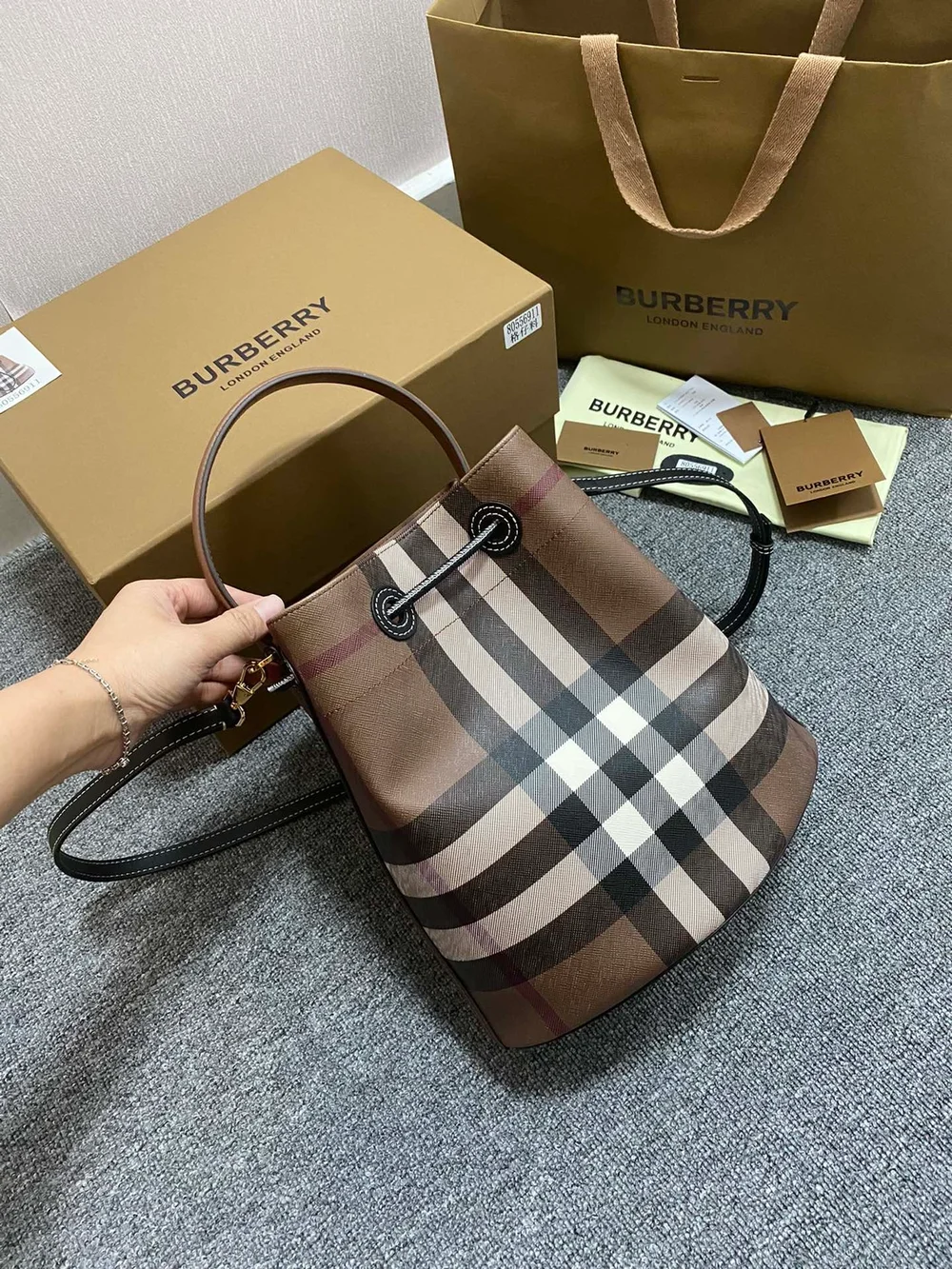 버버리 스몰 TB 버킷백 다크 브라운