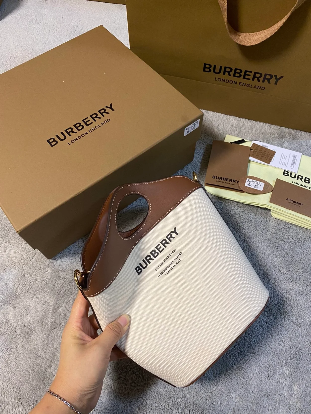 버버리 스몰 캔버스 포켓 버킷백