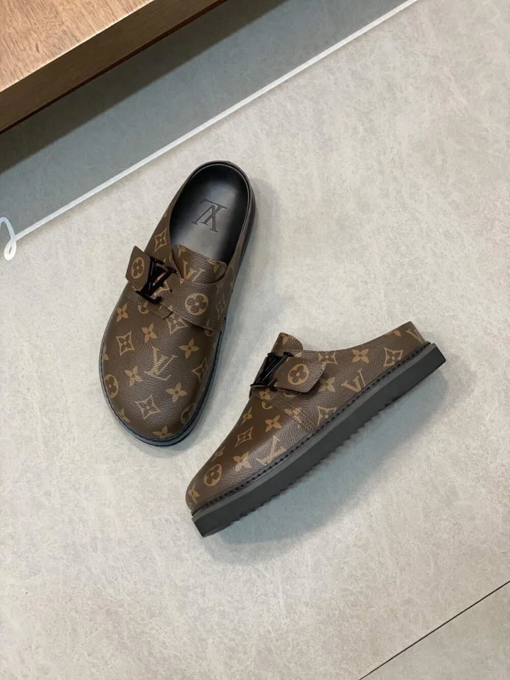 루이비통 LV 이지 뮬