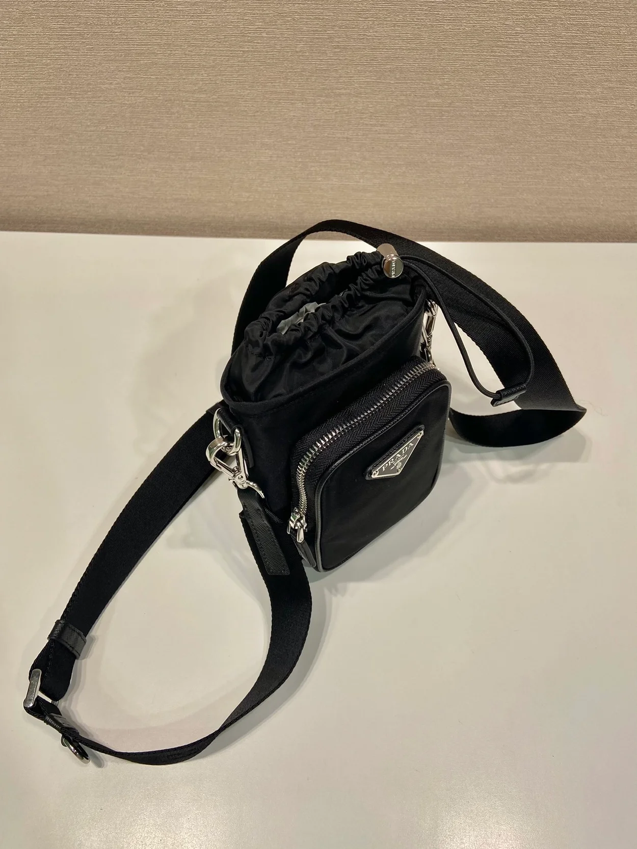 프라다 2ZH155 리나일론 스마트폰 케이스 블랙