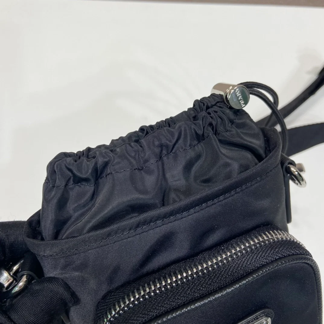 프라다 2ZH155 리나일론 스마트폰 케이스 블랙