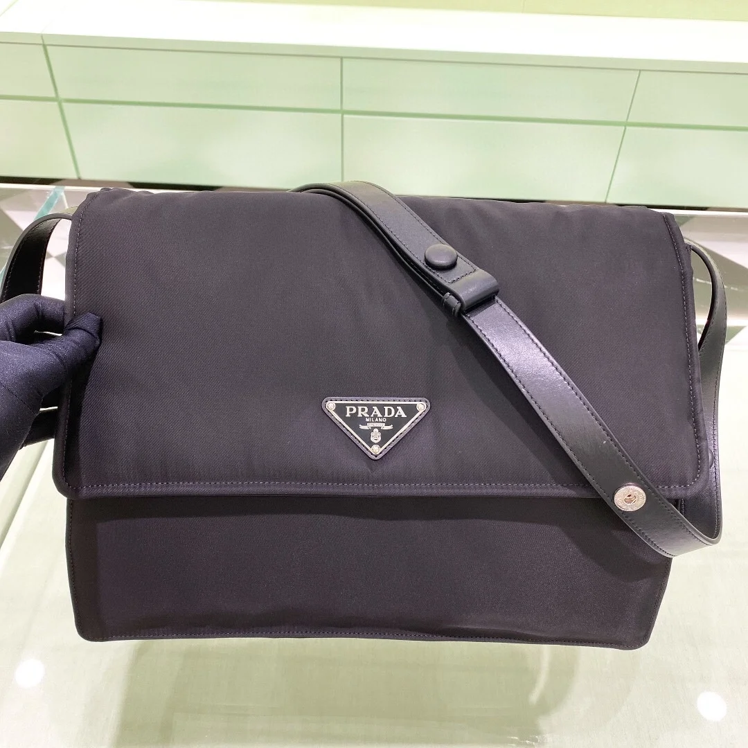 프라다 라지 패딩 리나일론 숄더백 블랙