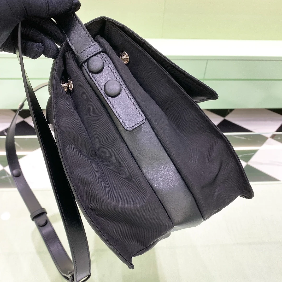 프라다 라지 패딩 리나일론 숄더백 블랙