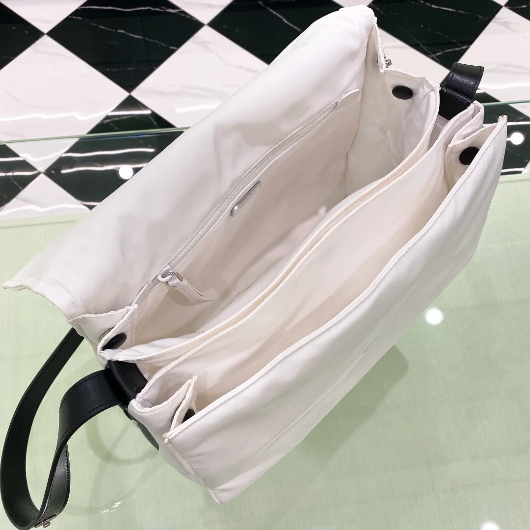 프라다 라지 패딩 리나일론 숄더백 화이트