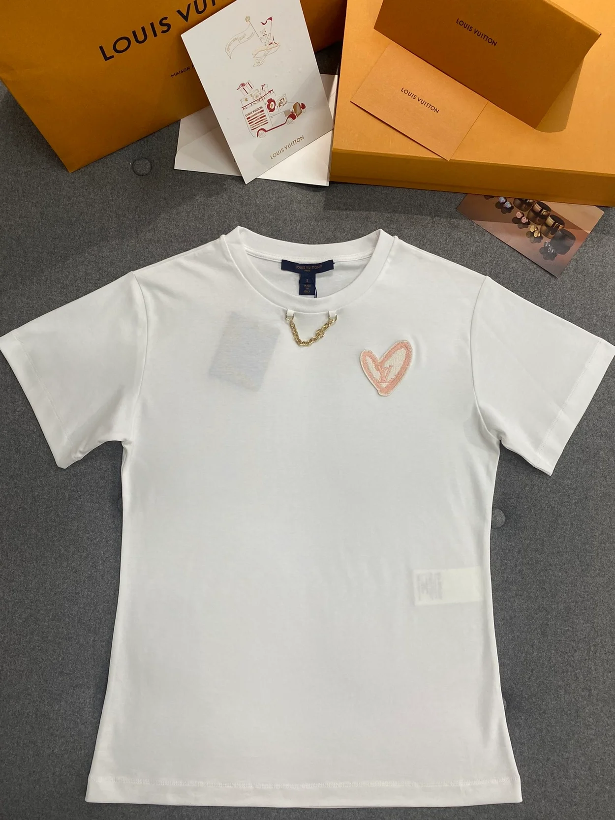 루이비통 LV 하트 패치 티셔츠 1AFZWB