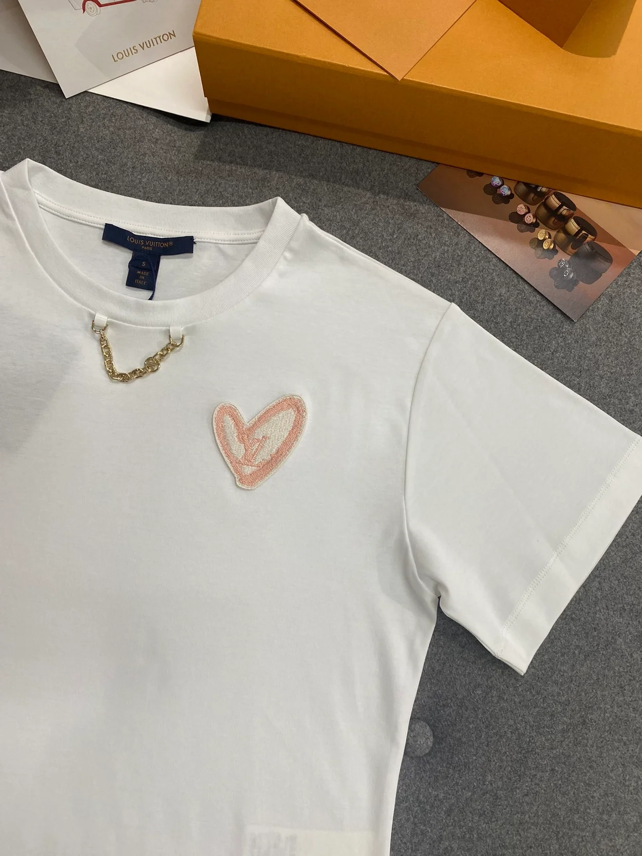 루이비통 LV 하트 패치 티셔츠 1AFZWB