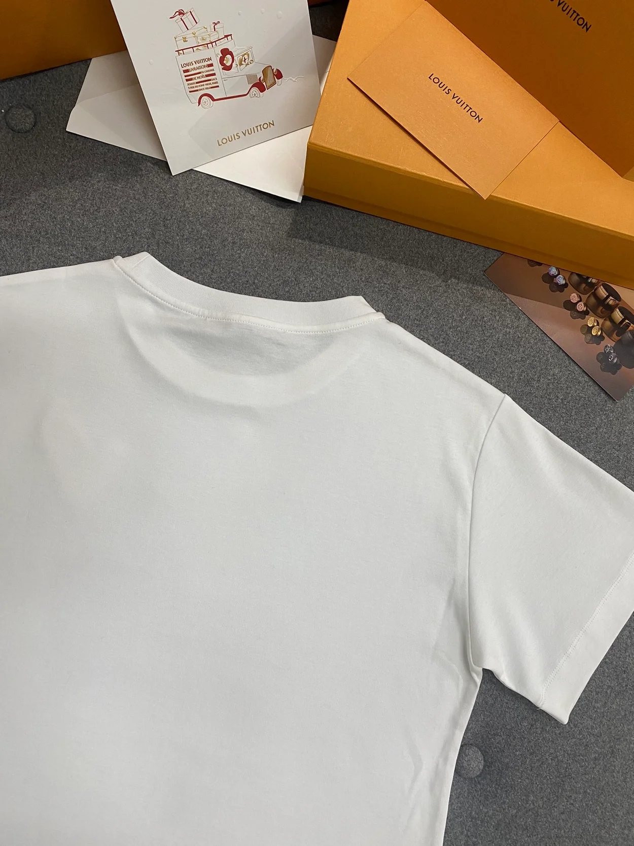 루이비통 LV 하트 패치 티셔츠 1AFZWB