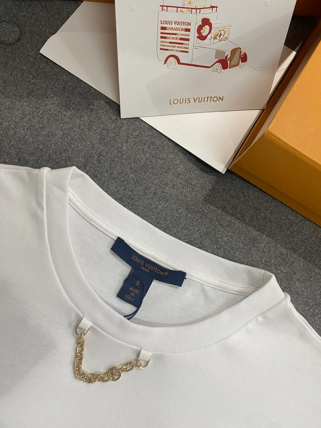 루이비통 LV 하트 패치 티셔츠 1AFZWB