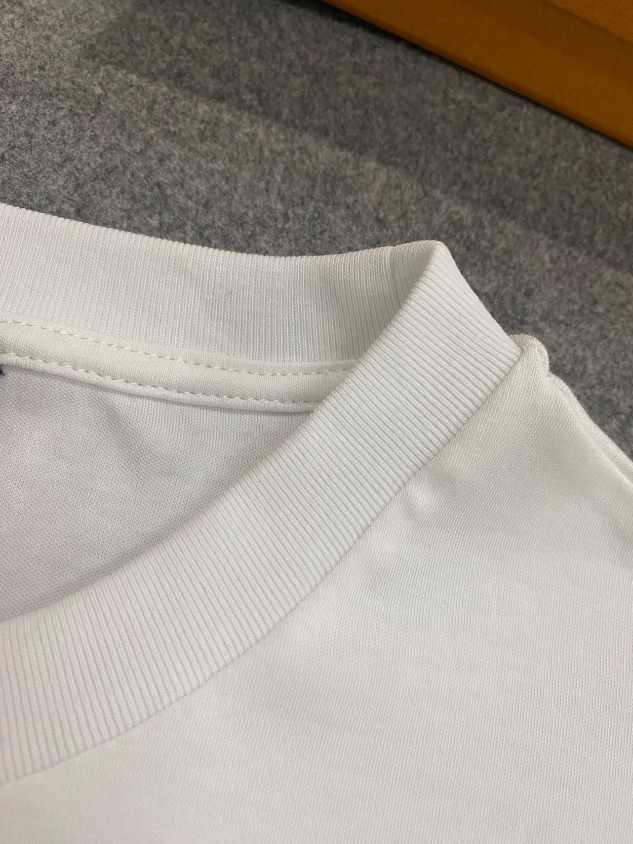 루이비통 LV 하트 패치 티셔츠 1AFZWB